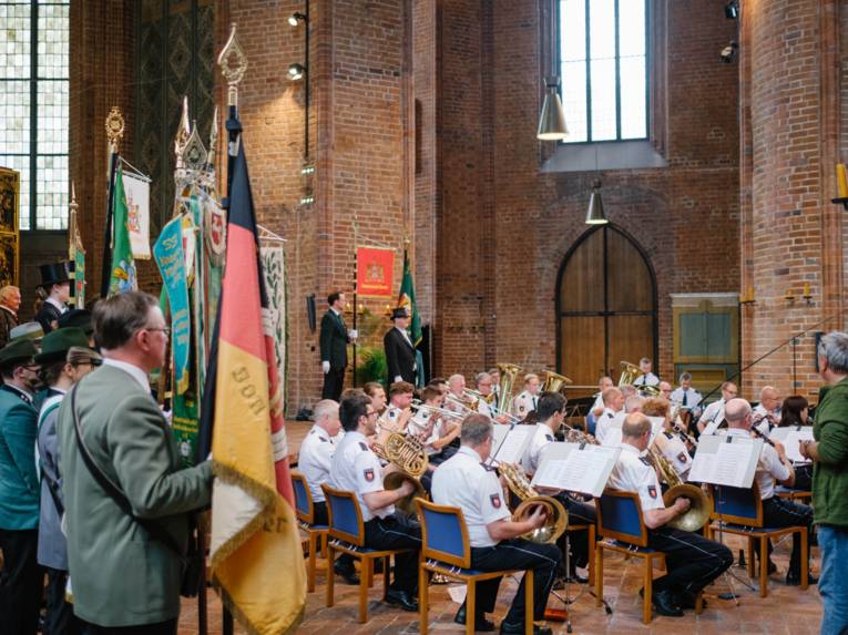Menschen bei einem Gottesdienst.